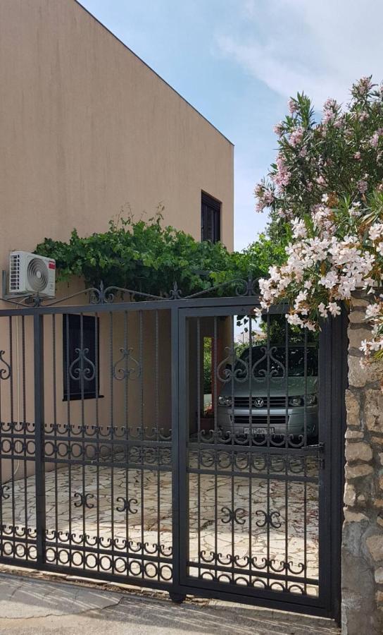Villa Persik يوتجيها المظهر الخارجي الصورة
