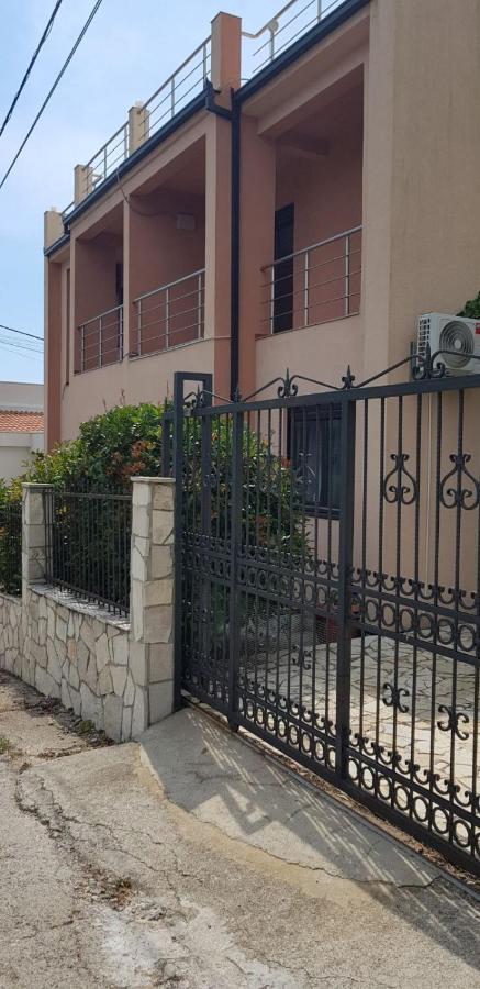 Villa Persik يوتجيها المظهر الخارجي الصورة